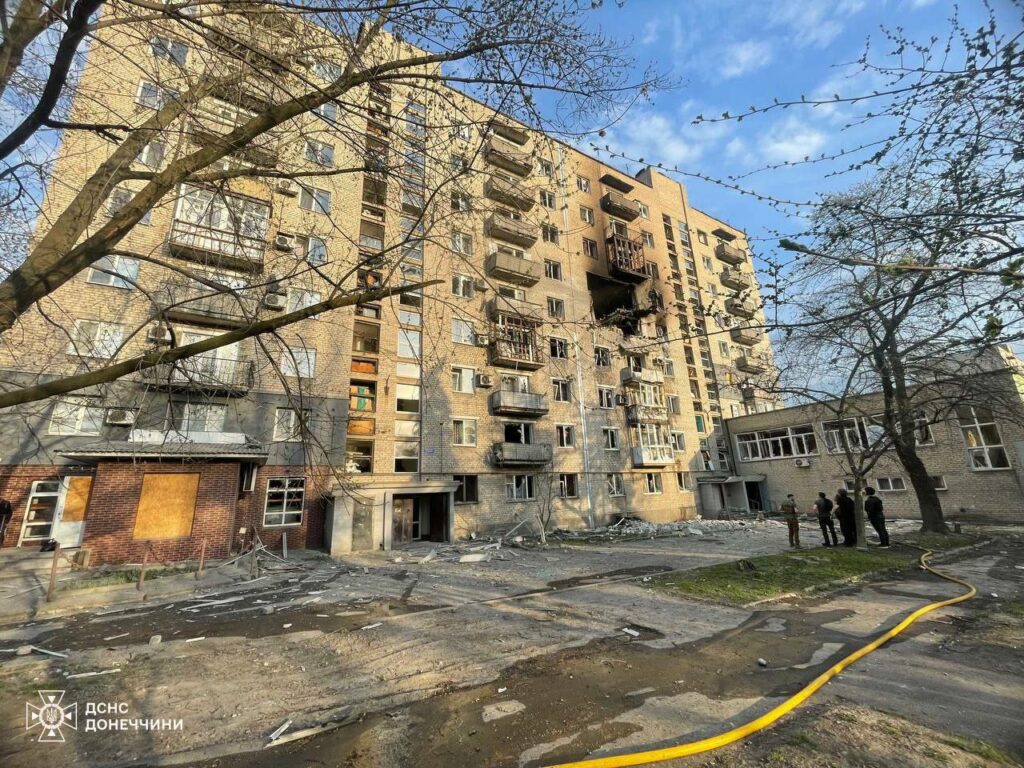 Ворог вдарив по 9-поверховому житловому будинку в Селидовому, надзвичайники рятували людей з пожежі після обстрілу (фото)