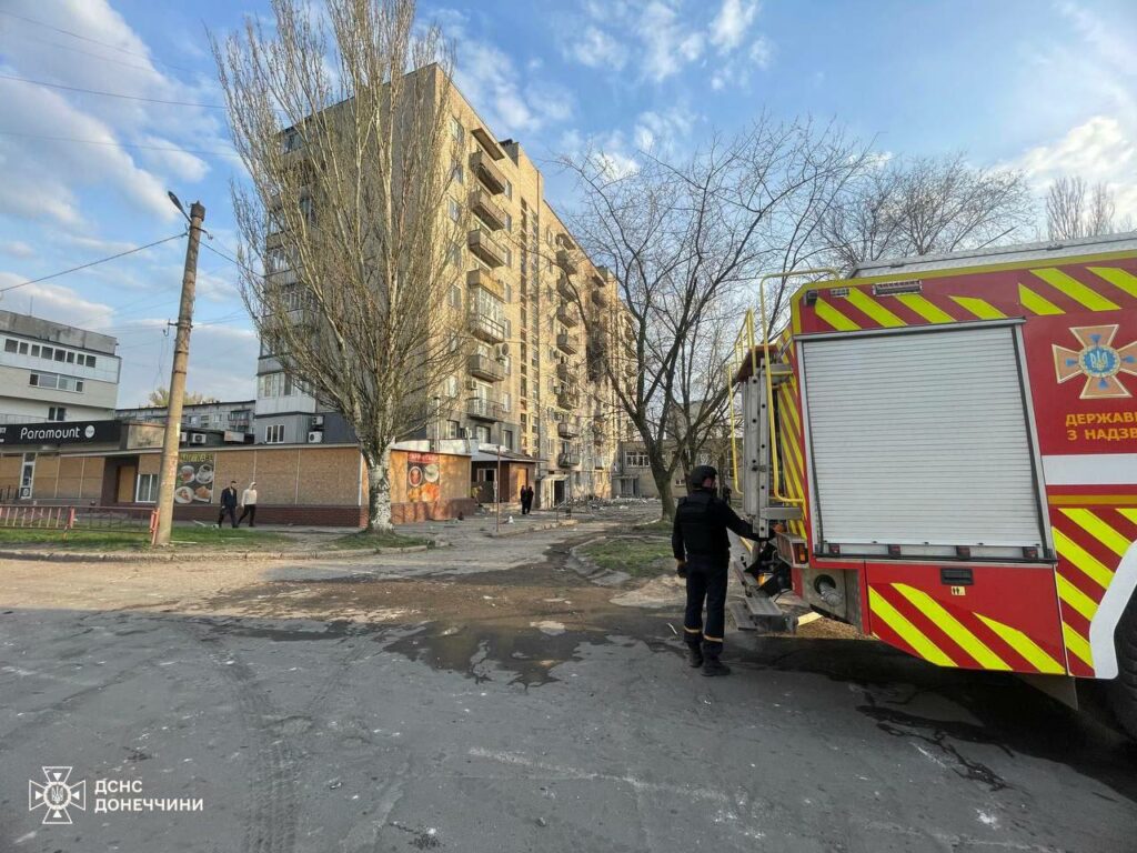 Ворог вдарив по 9-поверховому житловому будинку в Селидовому, надзвичайники рятували людей з пожежі після обстрілу (фото)
