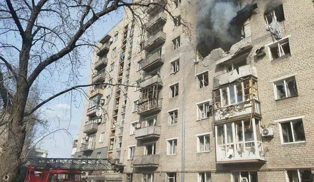 Враг ударил по 9-этажному жилому дому в Селидово, есть пострадавшие (фото)