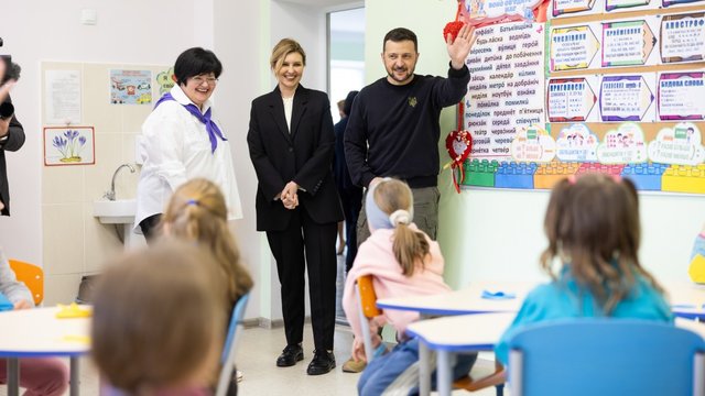 Президент із дружиною відвідали гімназію та підприємство переселенців з Маріуполя у Славутичі