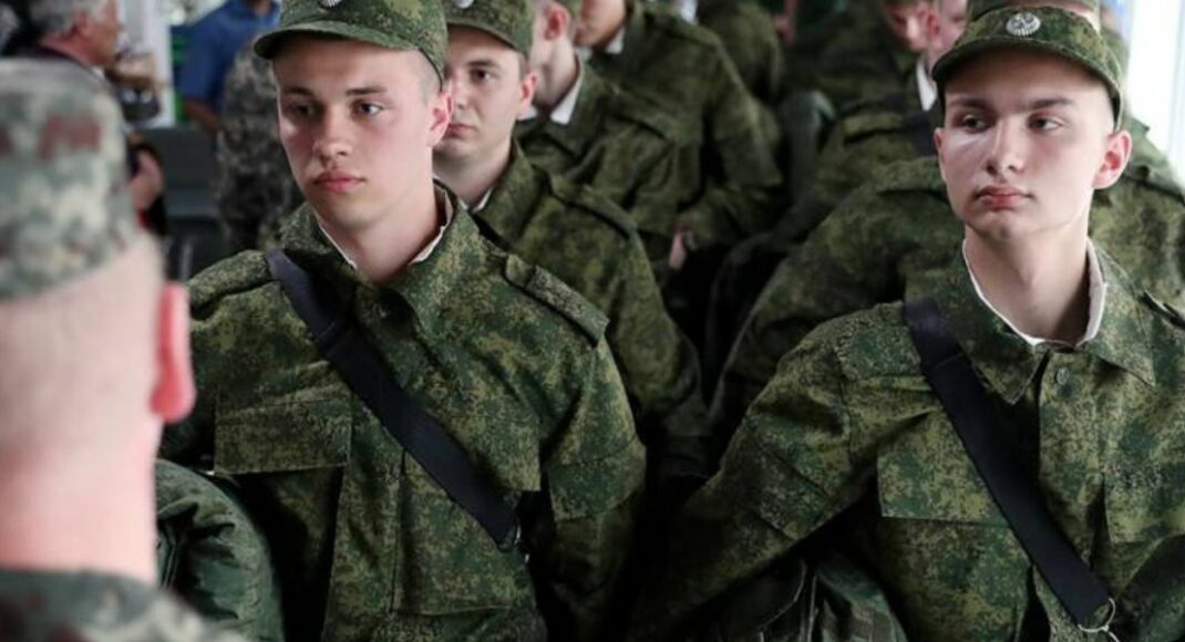 На Луганщині окупанти збирали дані юнаків, яким має виповнитися 18 років: на них чекає примусова мобілізація (відео)
