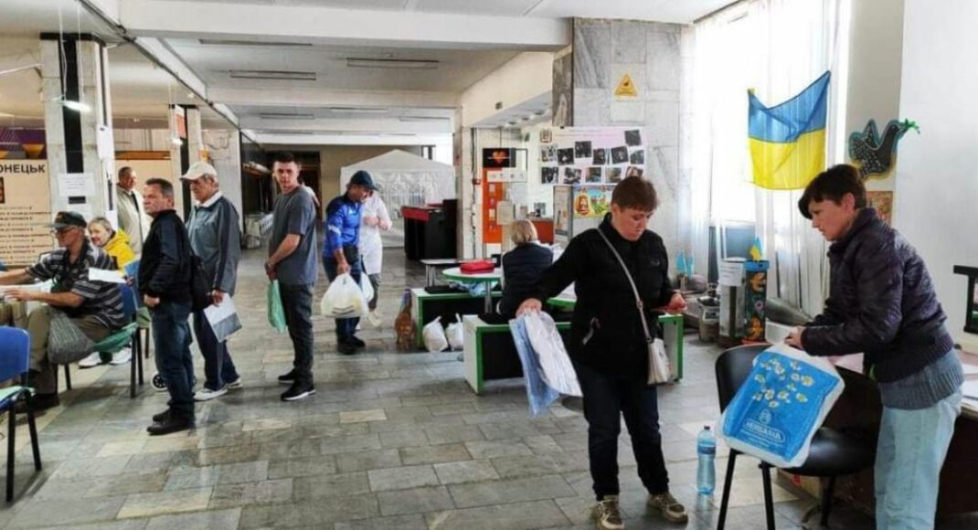 Понад 400 пакунків з продуктами отримали переселенці з Луганщини у Дніпрі