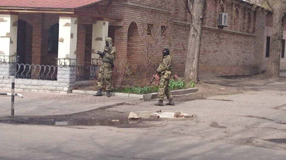 Світлина Сергія Лілеєва, яку він зробив 12 квітня 2014 року в Словʼянську. «Невідомі» бойовики стояли біля кафе поруч із будівлею СБУ