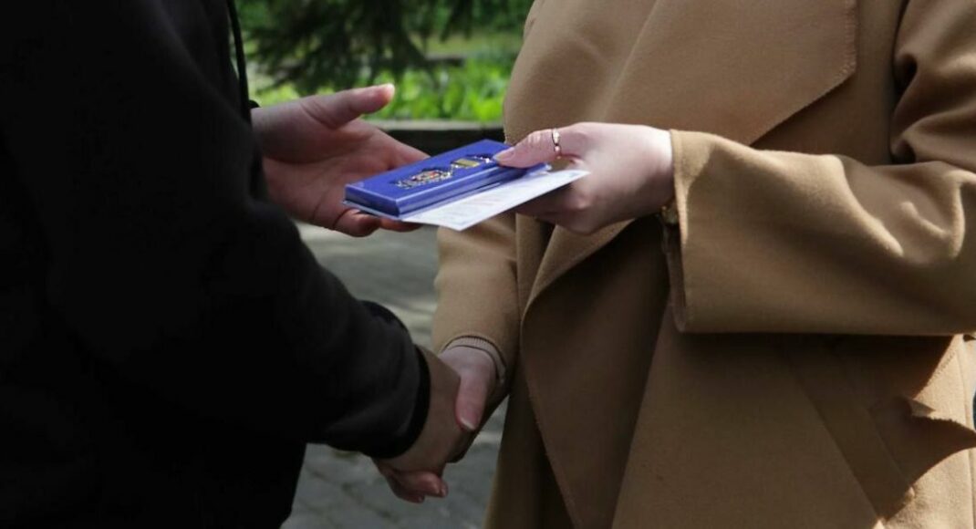 Шестерых срочников из Рубежного отметили Знаками Почета "Защитнику Луганщины" (фото)