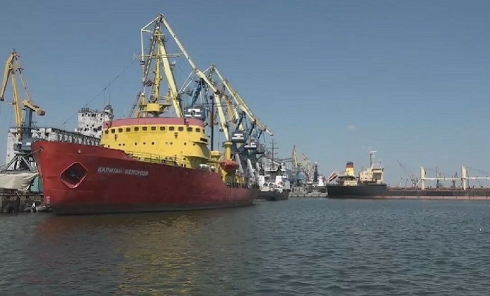Окупанти вивезли з порту Маріуполя до росії 7600 тонн українського зерна