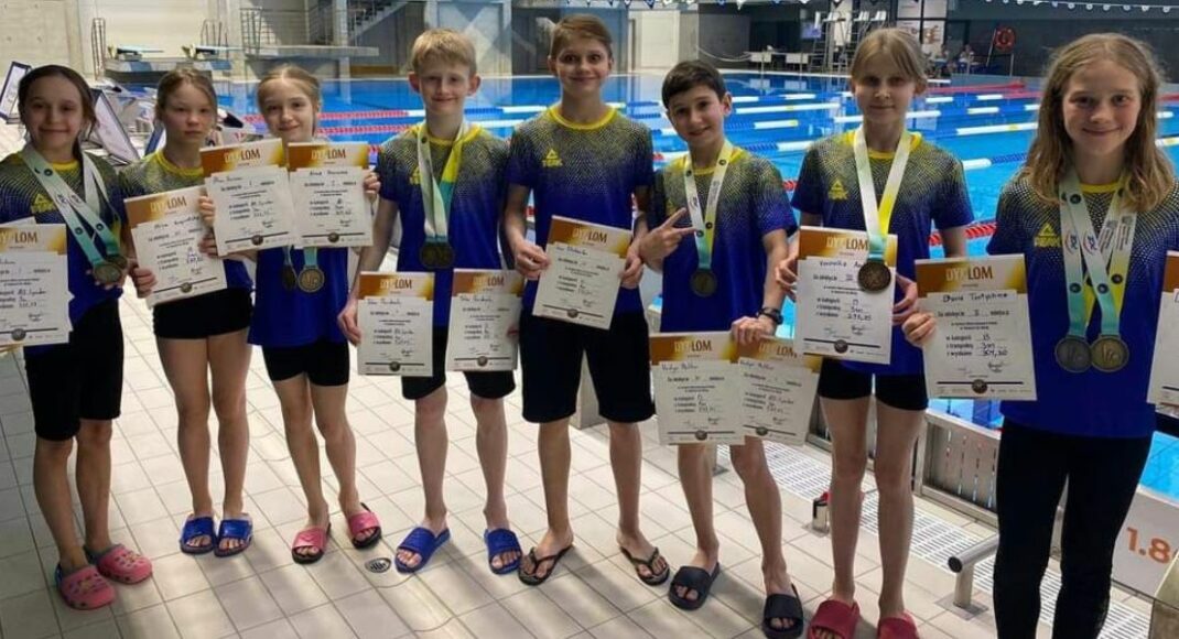 Юна спортсменка з Луганщини виборола вже другу золоту нагороду на відкритому чемпіонаті Польщі зі стрибків у воду