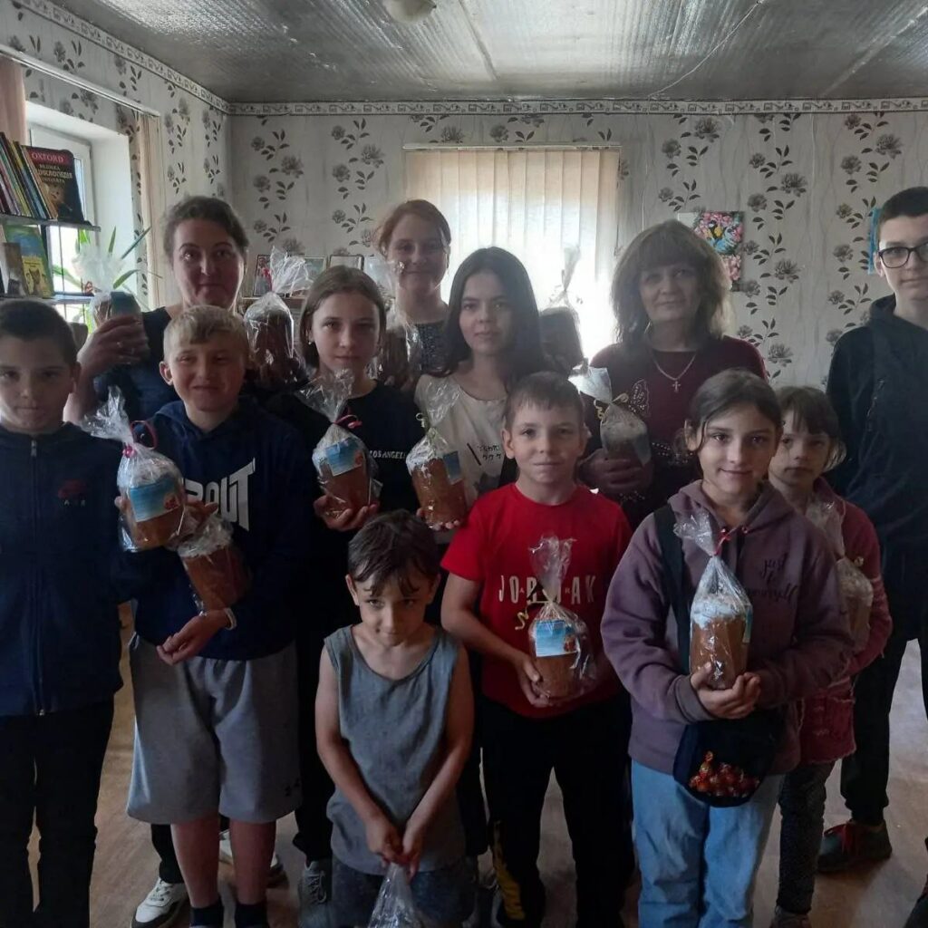 В Лимані вручили родинам загиблих військовослужбовців, людям похилого віку та дітлахам пасхальні подарунки (фото)