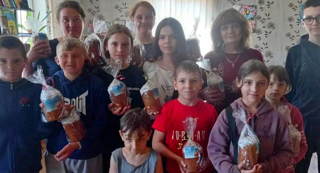 В Лимане вручили семьям погибших военнослужащих, старикам и детям пасхальные подарки (фото)