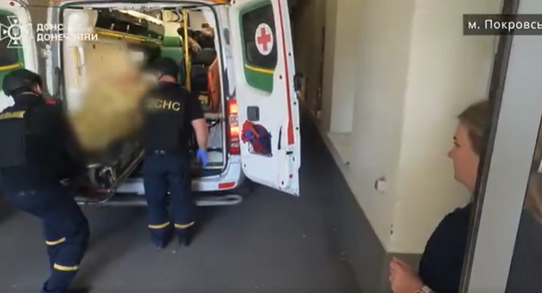 У Покровському районі рятувальники надали допомогу пораненій внаслідок обстрілу жінці (відео)
