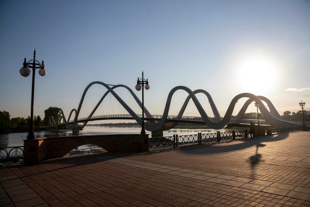 У Києві завершили будівництво пішохідного мосту "Хвиля Азову" (фото)