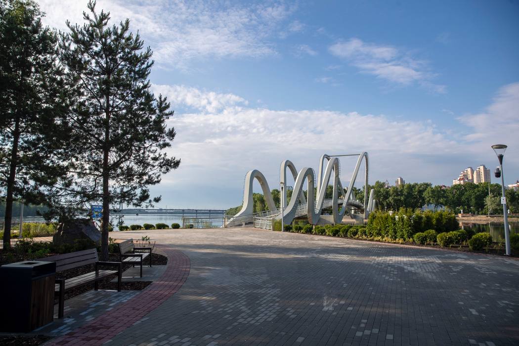 У Києві завершили будівництво пішохідного мосту "Хвиля Азову" (фото)