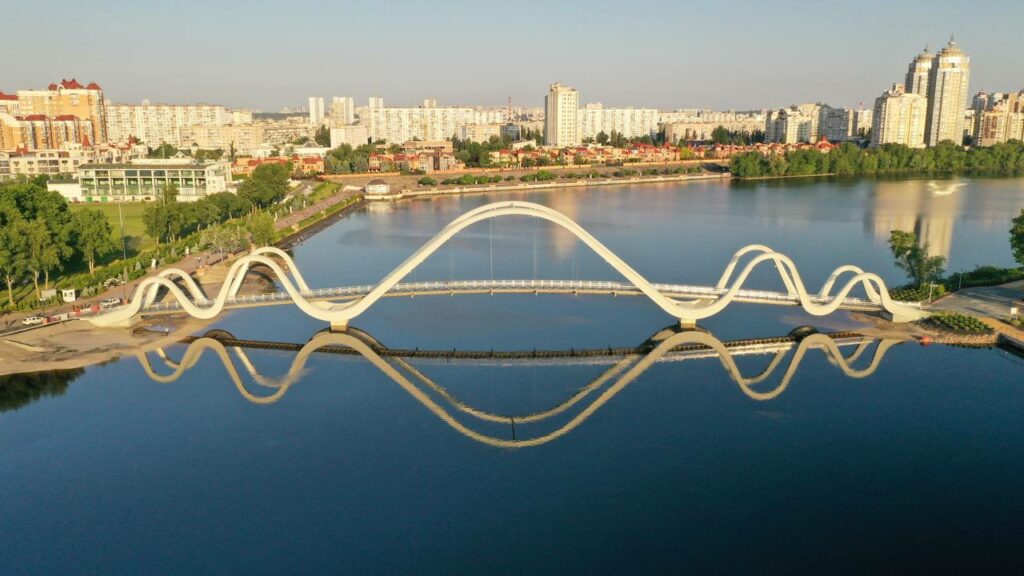 У Києві завершили будівництво пішохідного мосту "Хвиля Азову" (фото)