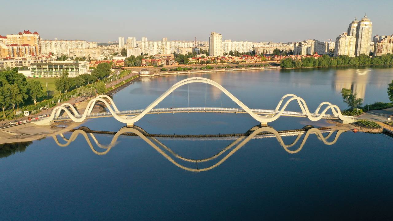 У Києві завершили будівництво пішохідного мосту "Хвиля Азову" (фото)