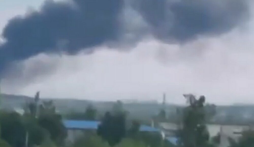 В окупованому Довжанську палає склад з пально-мастильними матеріалами (відео)