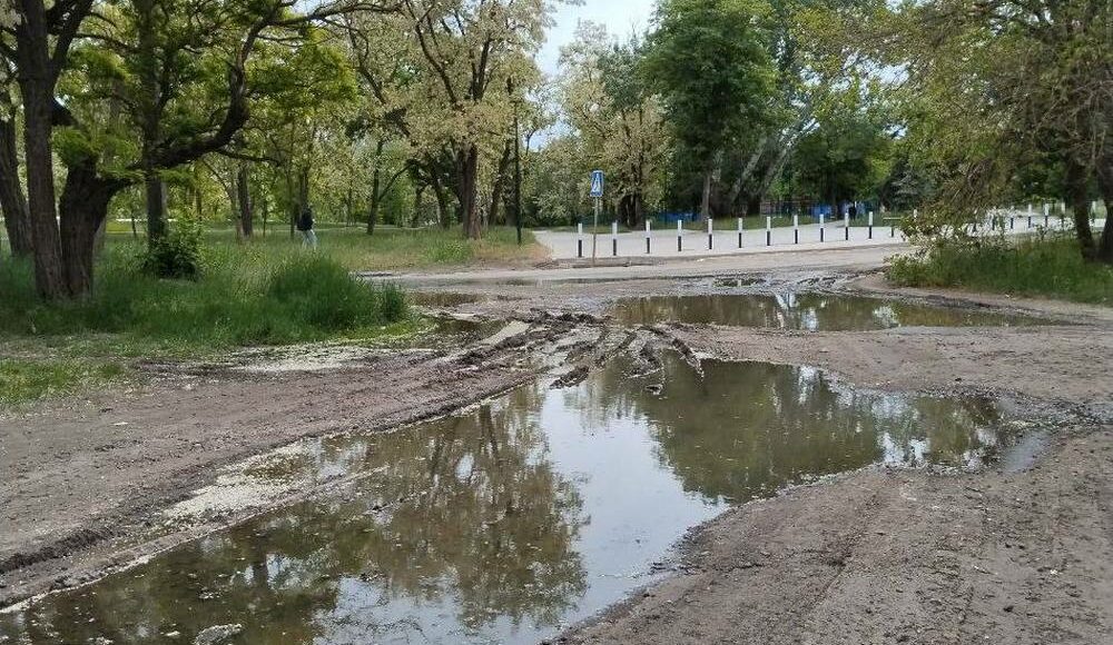 В окупованому Маріуполі утворюються каналізаційні "болота" та "річки" (фото)