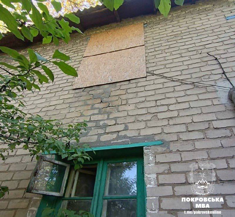 Комунальні служби Покровська допомагають покровчанам у відновленні пошкодженого житла