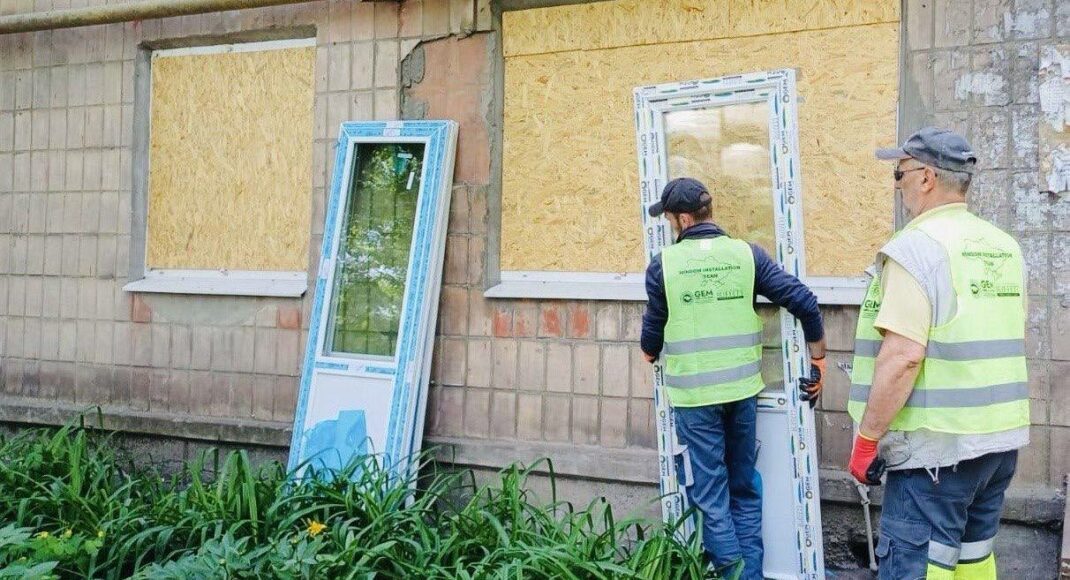В Покровске при поддержке БО GEM меняют поврежденные обстрелами оконные конструкции (фото)