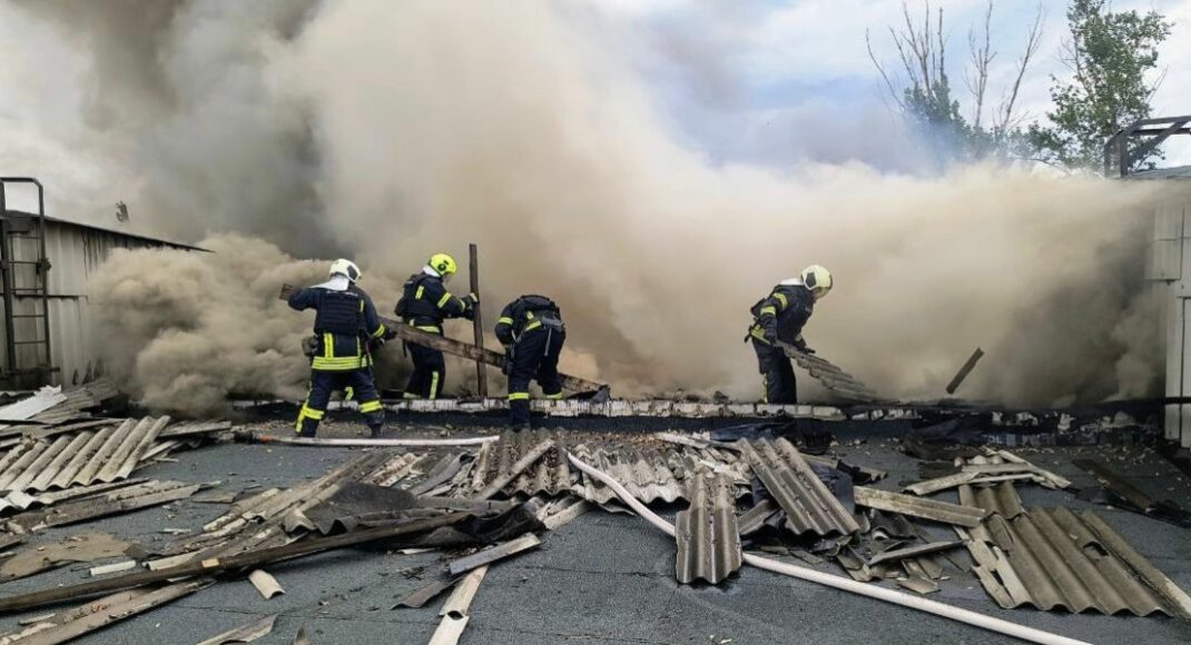Протягом доби на Донеччині ліквідували 13 пожеж, 2 з яких виникли внаслідок російських обстрілів (фото)