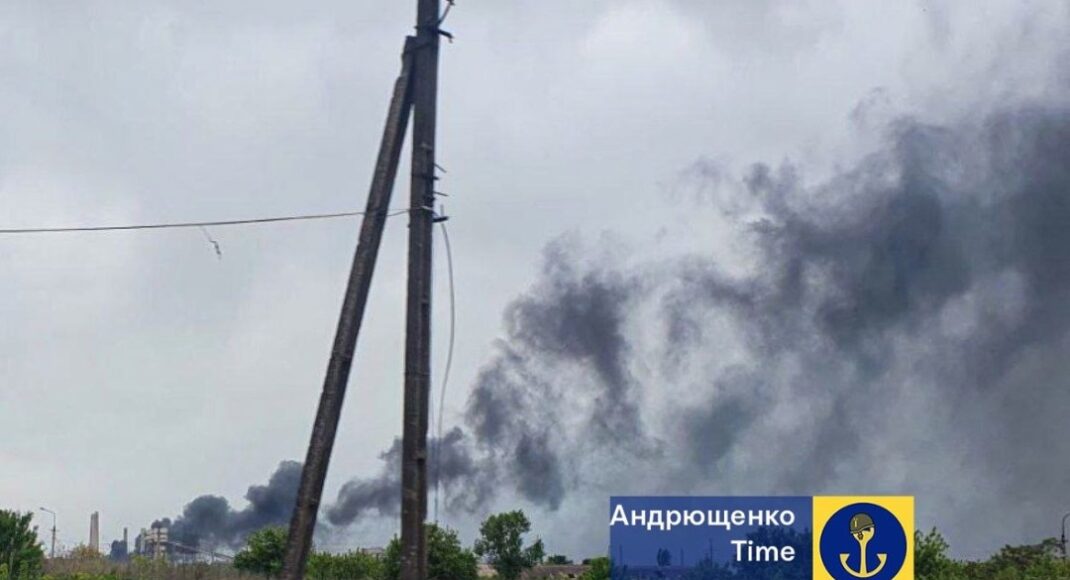 В оккупированном Мариуполе часть города осталась без света из-за пожара на Азовстали