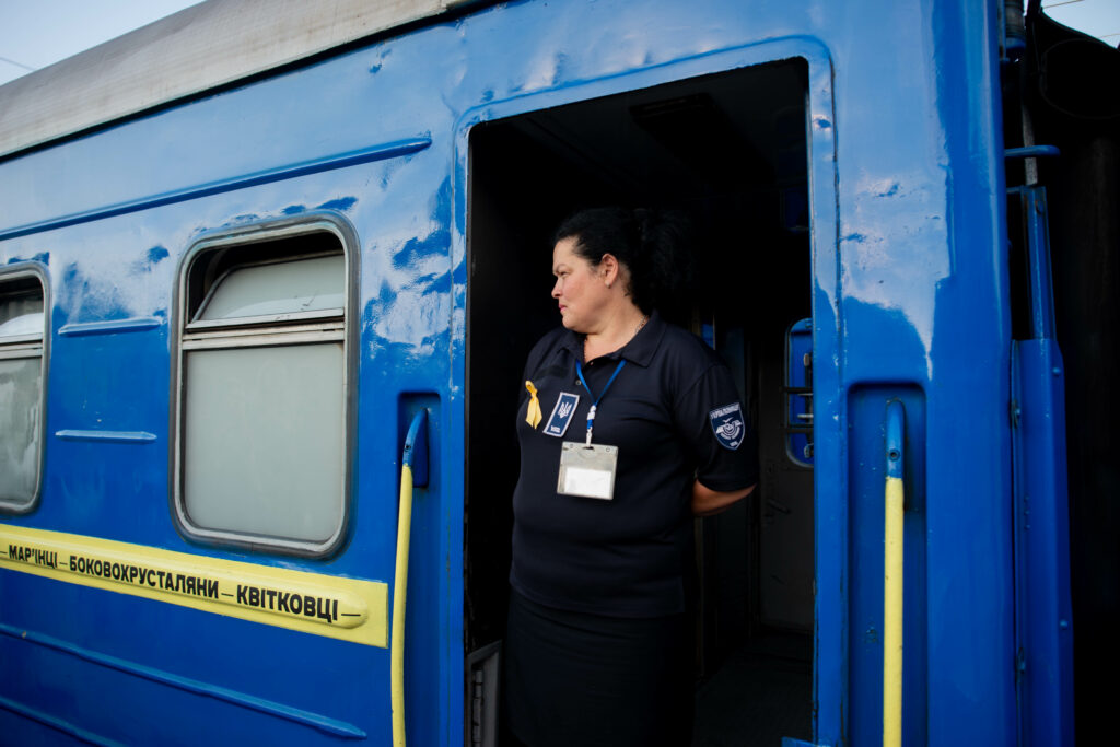 Укрзалізниця і рух "Жовта стрічка" запустили потяг через Донеччину, який нагадує про спротив українців в тимчасовій окупації (фото)
