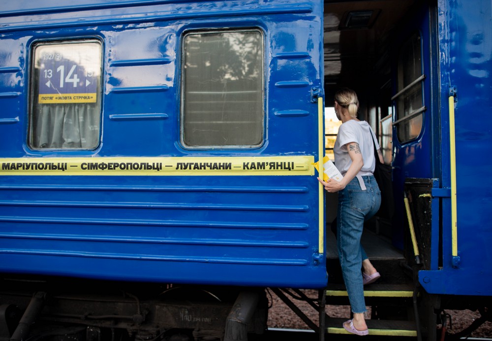 Укрзалізниця і рух "Жовта стрічка" запустили потяг через Донеччину, який нагадує про спротив українців в тимчасовій окупації (фото)
