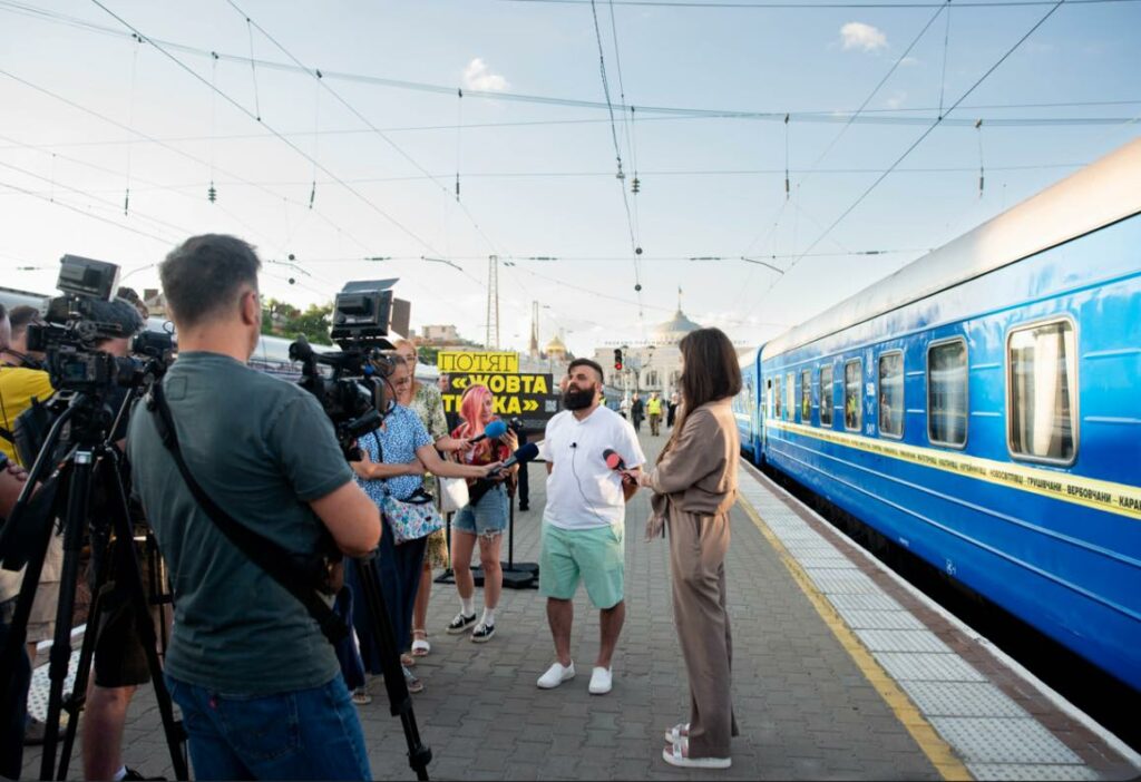 Укрзалізниця і рух "Жовта стрічка" запустили потяг через Донеччину, який нагадує про спротив українців в тимчасовій окупації (фото)