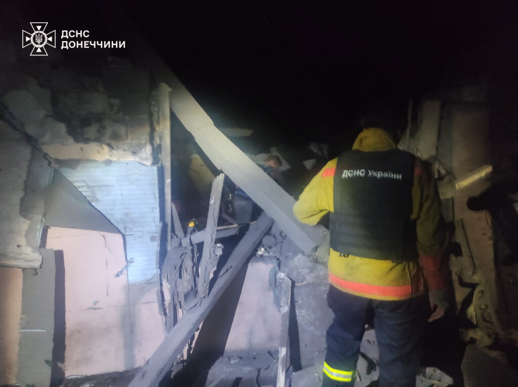 У Торецьку рятувальники деблокували з-під завалів зруйнованого будинку поранену жінку (фото)