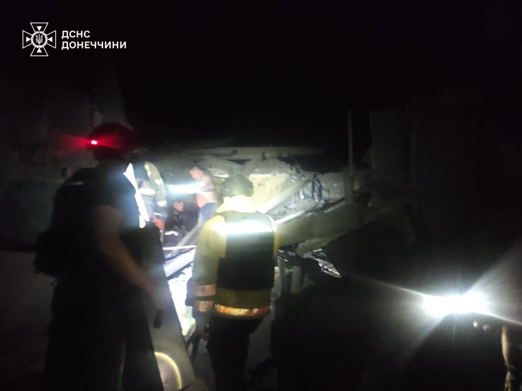 У Торецьку рятувальники деблокували з-під завалів зруйнованого будинку поранену жінку (фото)
