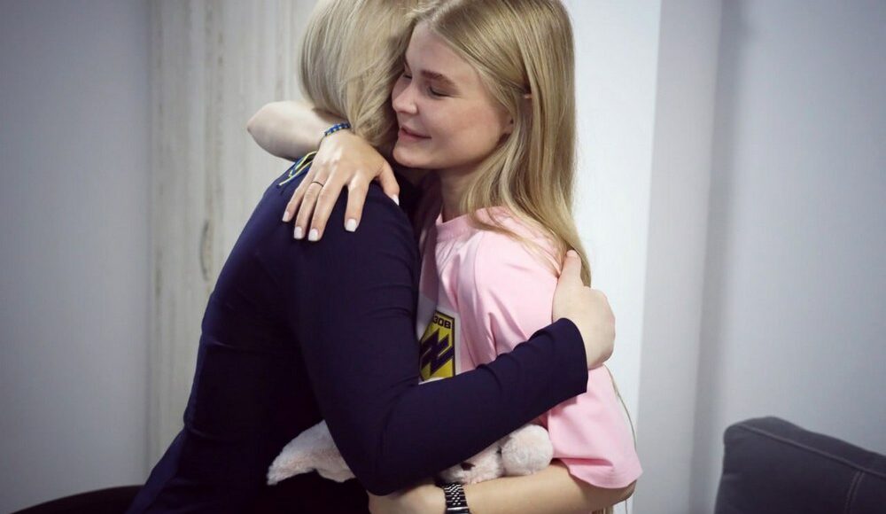 Верещук зустрілася з Марʼяною Чечелюк, поліцейською з Маріуполя, яка повернулася з російського полону (фото)