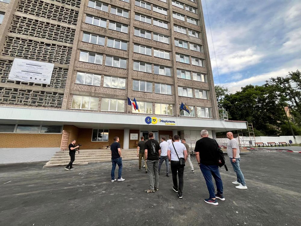 Тимчасова спеціальна комісія з питань захисту прав ВПО відвідала у Дніпрі соціальне житло для маріупольців (фото)