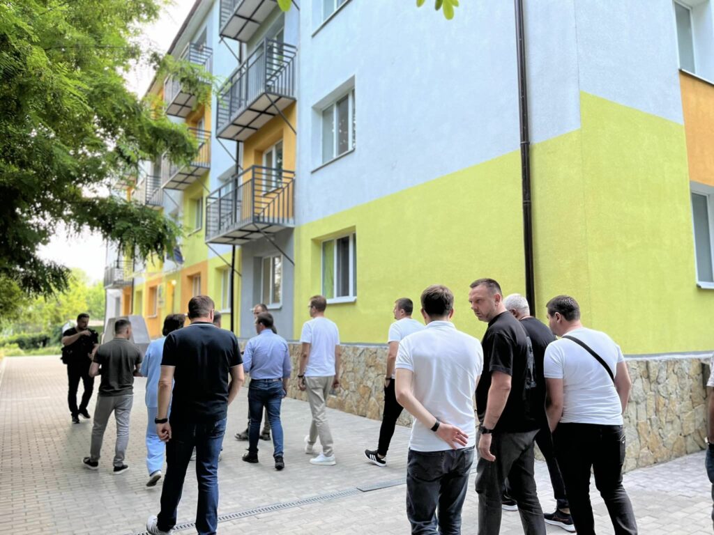 Тимчасова спеціальна комісія з питань захисту прав ВПО відвідала у Дніпрі соціальне житло для маріупольців (фото)