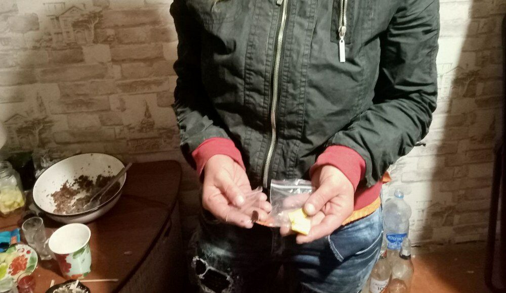 В окупованому Маріуполі випадково зловили наркоманів з великою партією наркотиків (фото)