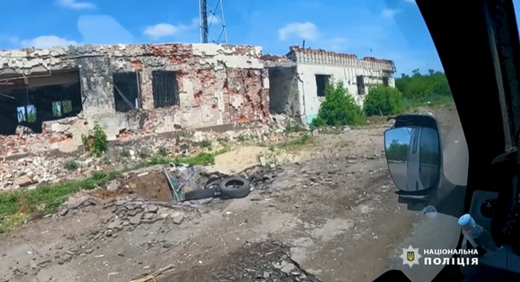 Полицейские "Белые ангелы" спасают уцелевших жителей Очеретинской громады (видео)