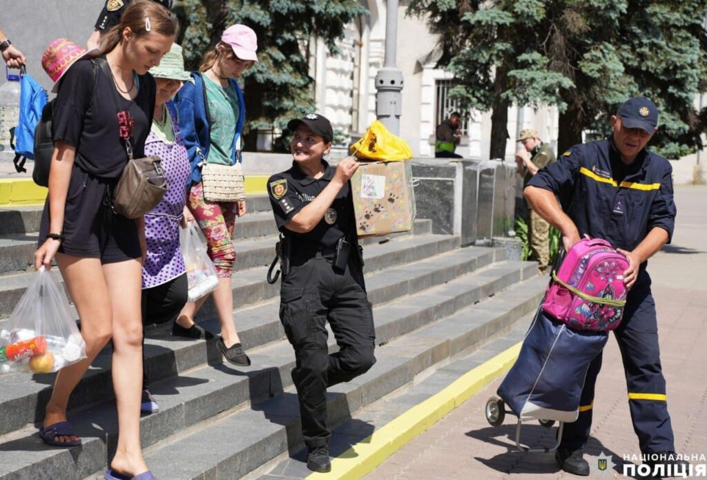 Евакуаційний потяг з Донеччини зустріли у Рівному (фото)