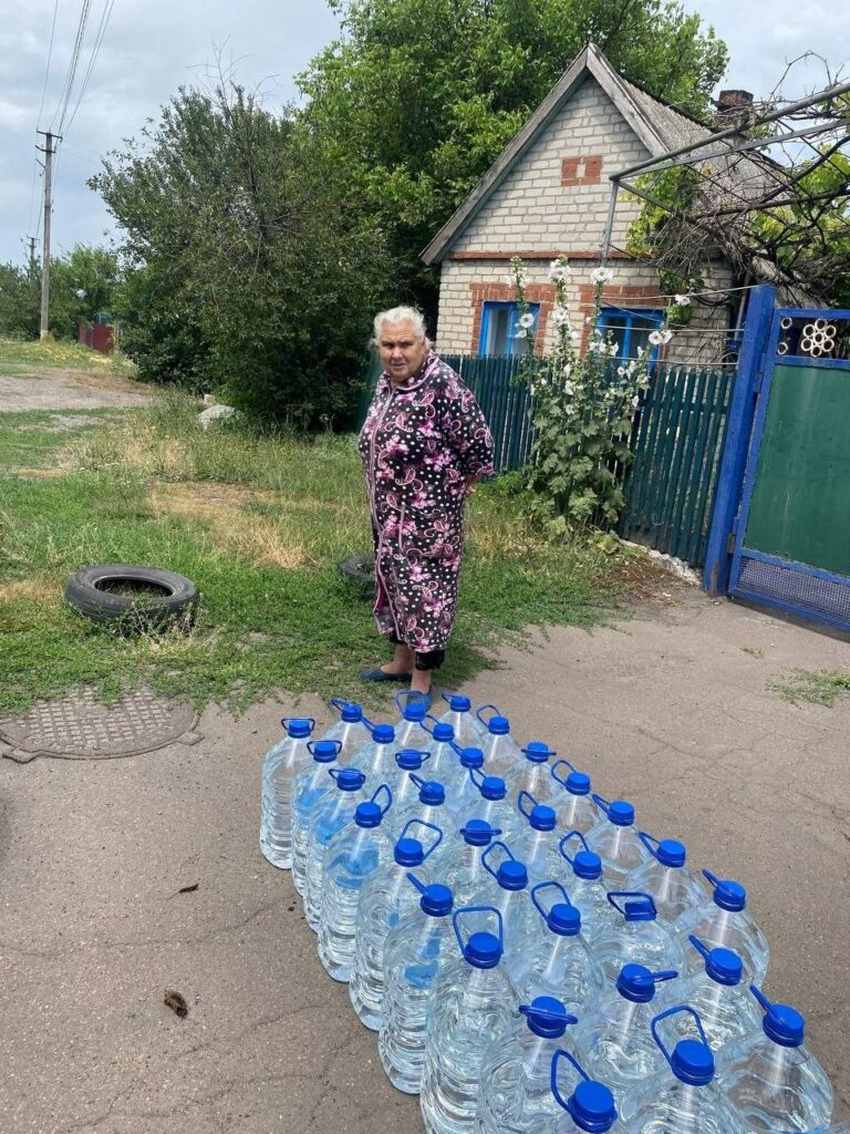 "Карітас Маріуполь" завіз населенню віддалених сіл Селидівської громади питну воду (фото)