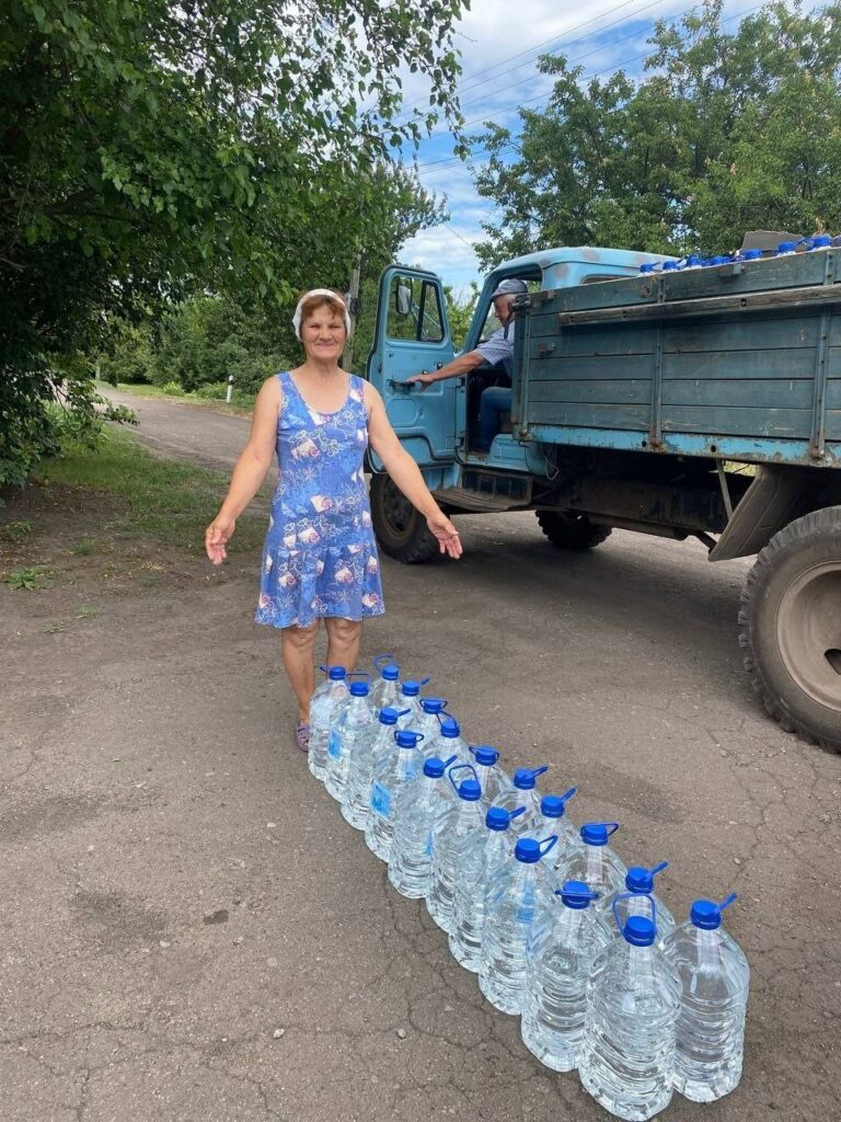 "Карітас Маріуполь" завіз населенню віддалених сіл Селидівської громади питну воду (фото)