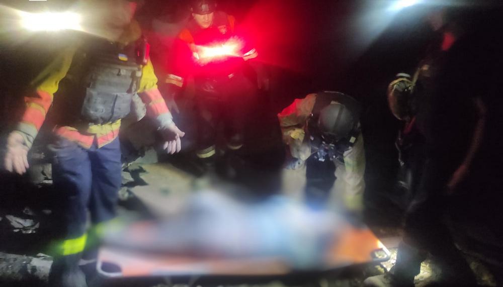 В Торецке спасатели деблокировали из-под завалов разрушенного дома раненую женщину (фото)