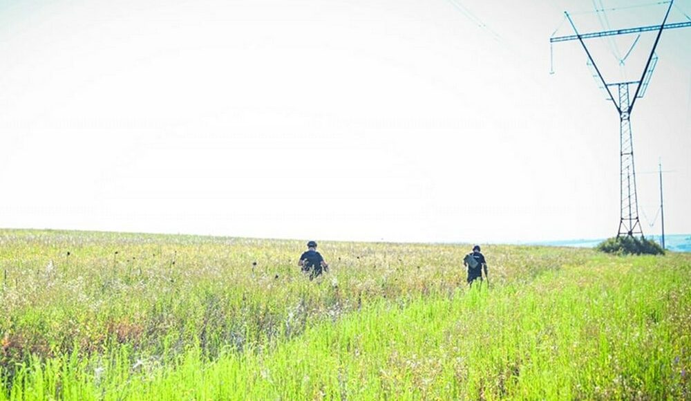 Піротехніки ДСНС обстежують території біля ліній електропередач на Донеччині