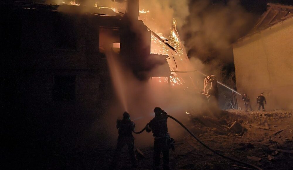 Внаслідок обстрілу Костянтинівки виникла пожежа у двоповерховому житловому будинку (фото)