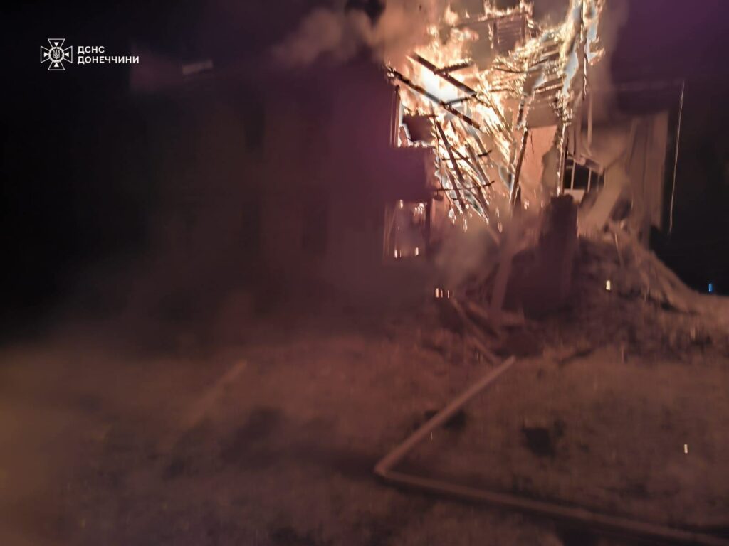 Внаслідок обстрілу Костянтинівки виникла пожежа у двоповерховому житловому будинку (фото)