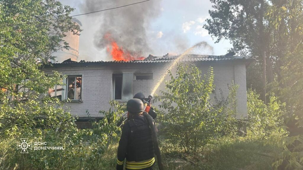 У Лимані внаслідок обстрілу загорілася адмінбудівля (фото)