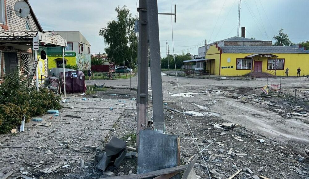 По меньшей мере 5 человек ранены в результате обстрела Лимана вражескими авиабомбами (фото)