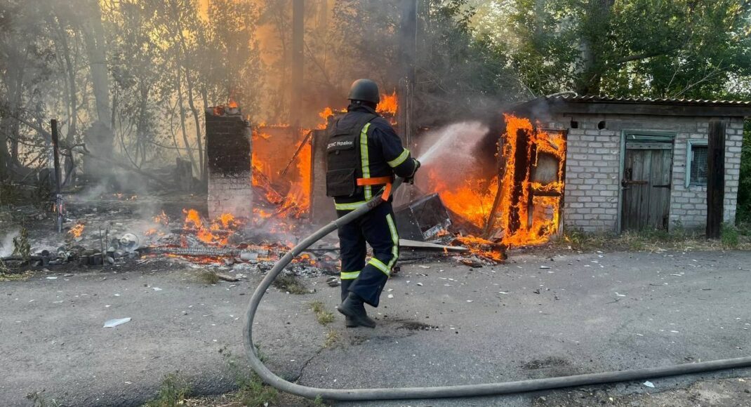 Рятувальники ліквідовують наслідки масованих обстрілів Лиману на Донеччині (фото)