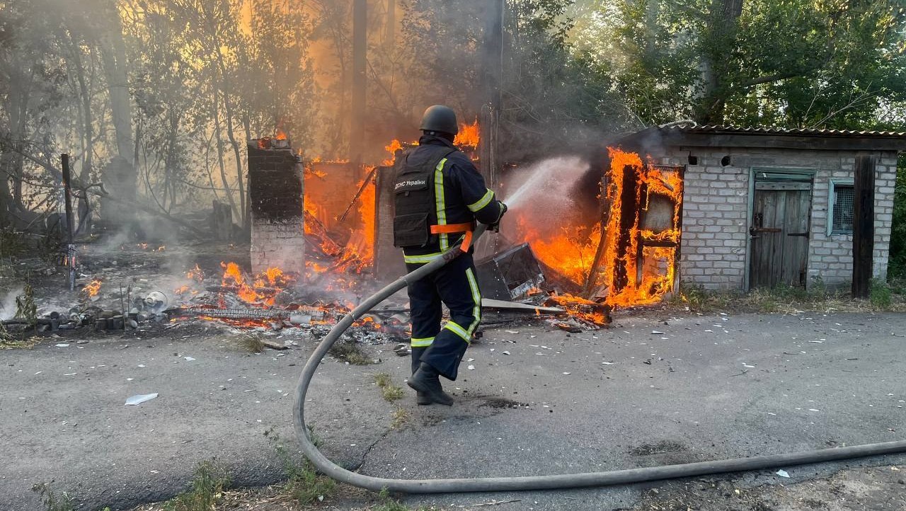 Рятувальники ліквідовують наслідки масованих обстрілів Лиману на Донечині (фото)