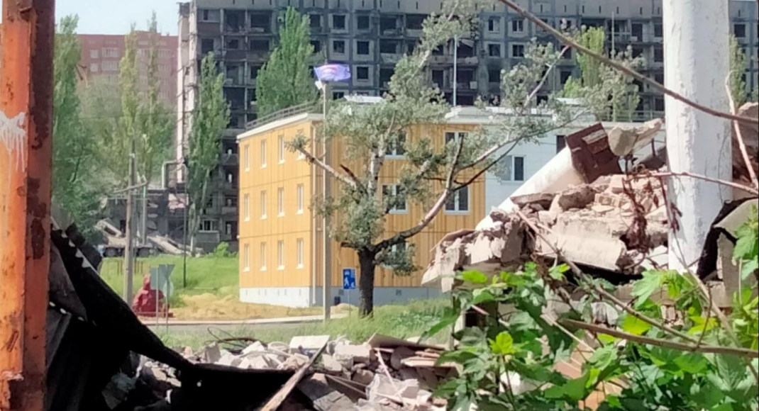 У Маріуполі окупанти продовжують створювати житлові будинки під продаж