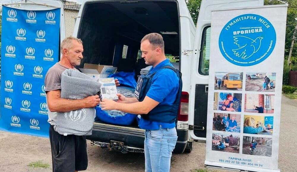 Набори з теплими ковдрами та сонячними ліхтарями роздали постраждалим від обстрілів у Покровську (фото)