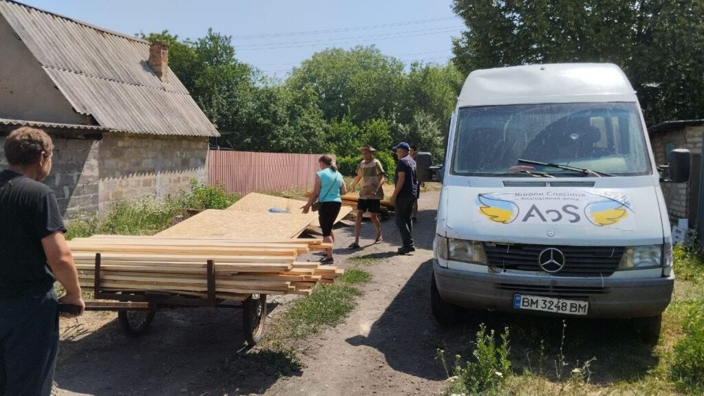 У Селидівській громаді після ворожого обстрілу працюють для забезпечення населення потрібними будівельними матеріалами (фото)