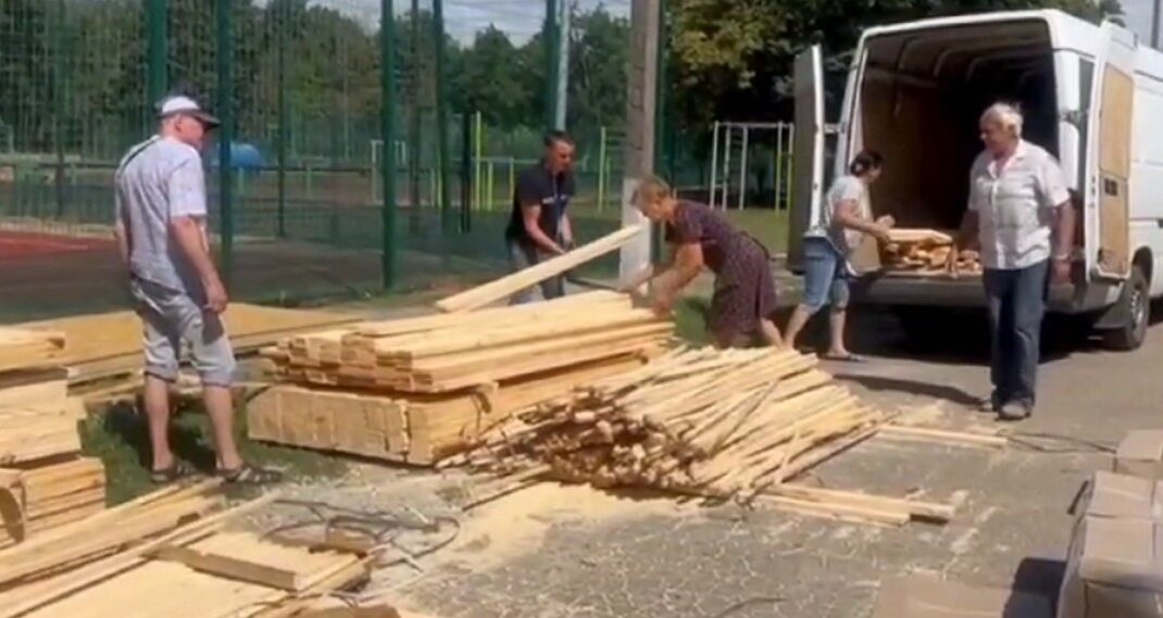 У Селидовому видали будівельні матеріали постраждалим від російських обстрілів (відео)