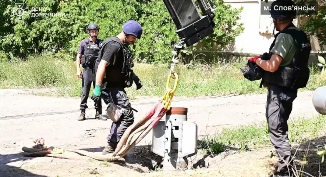 Піротехніки ДСНС вилучили снаряд РСЗВ "Смерч", який впав посеред багатоповерхівок у Словʼянську (відео)
