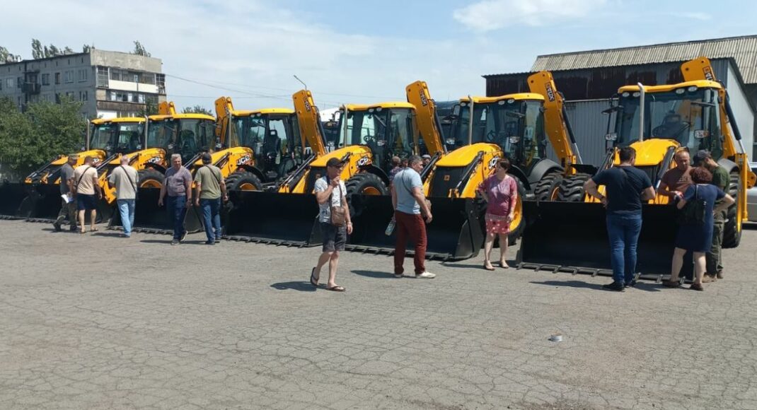 До громад Донеччини надійшли останні екскаватори-навантажувачі, придбані коштом обласного бюджету (фото)